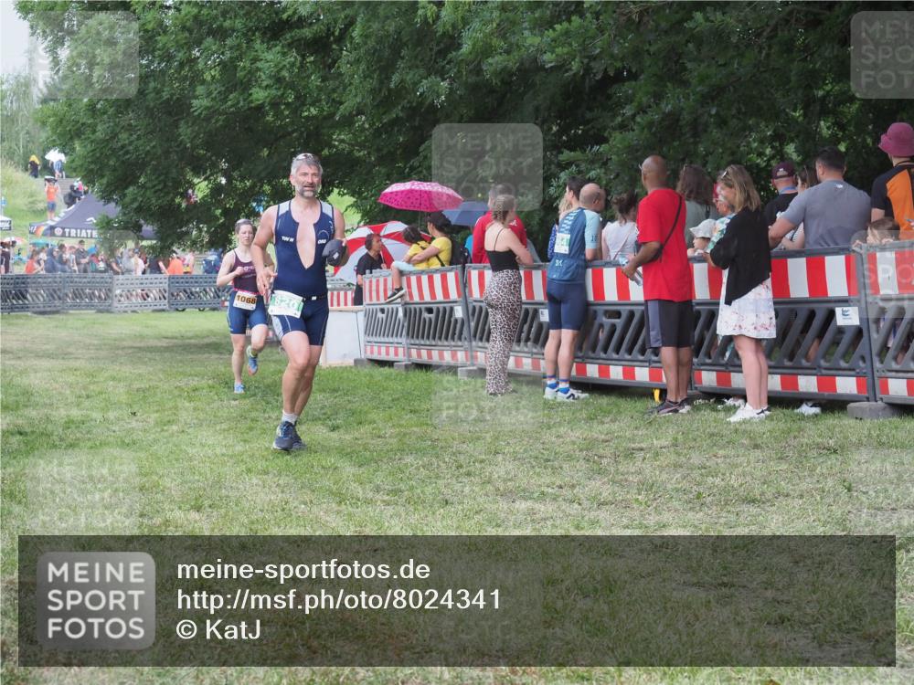 21.06.2025 - 27. Vierlanden-Triathlon KatJ http://msf.ph/oto/8024341 15.06.2025 13:26:37 Ziel 820, 1068 meine-sportfotos.de