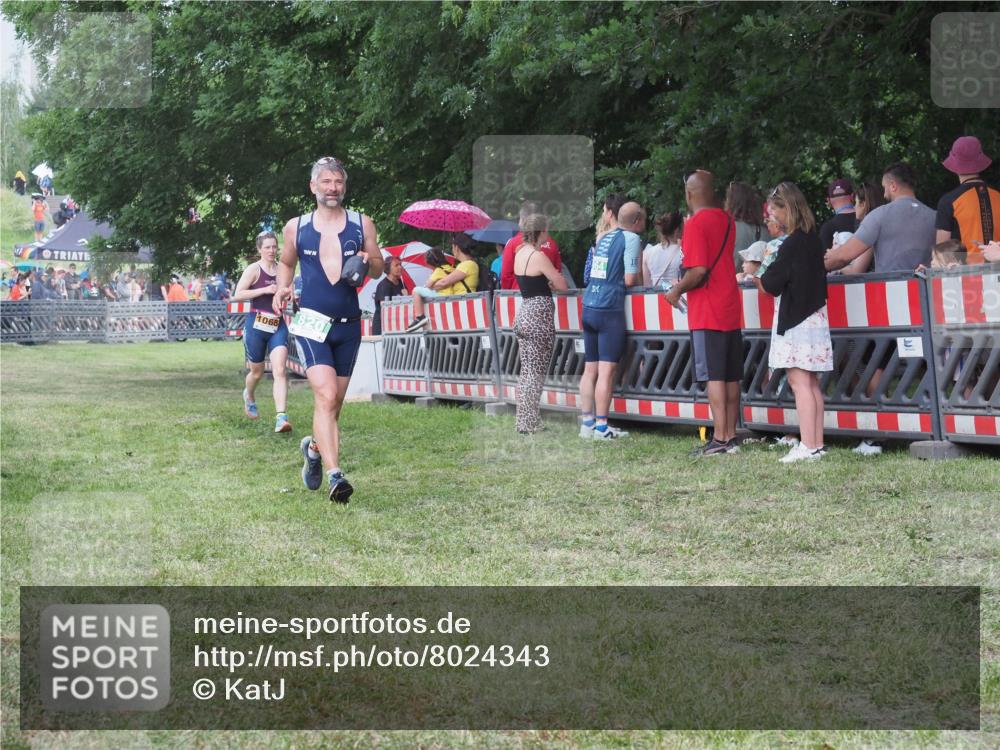 21.06.2025 - 27. Vierlanden-Triathlon KatJ http://msf.ph/oto/8024343 15.06.2025 13:26:37 Ziel 820, 1068 meine-sportfotos.de
