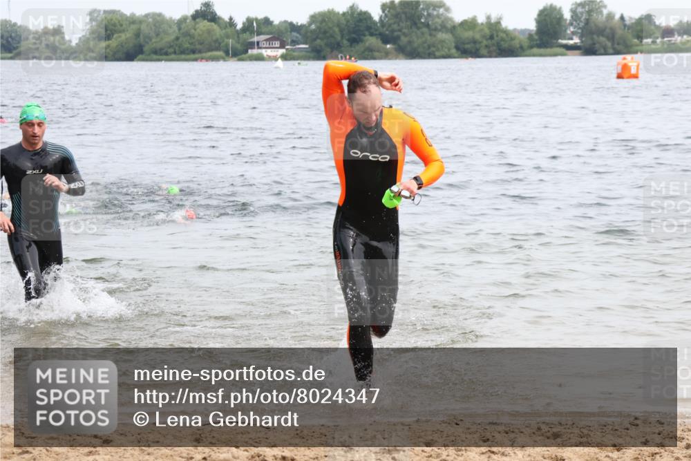 15.06.2025 - 27. Vierlanden-Triathlon Lena Gebhardt http://msf.ph/oto/8024347 15.06.2025 10:55:15 Schwimmen 661, 725, 740 meine-sportfotos.de