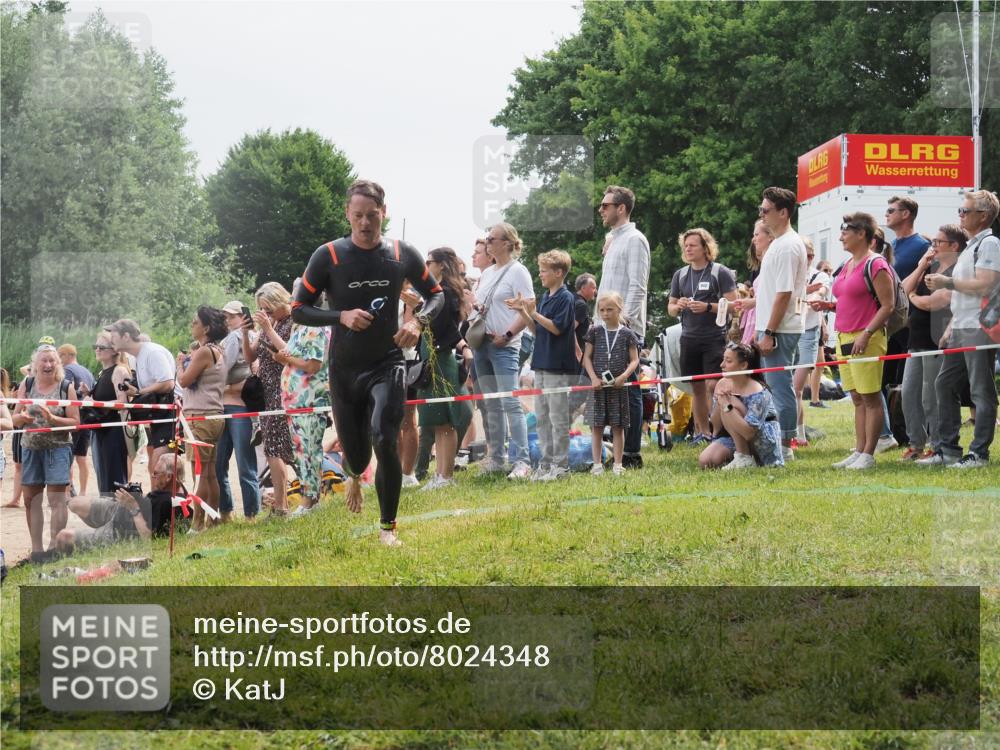 15.06.2025 - 27. Vierlanden-Triathlon KatJ http://msf.ph/oto/8024348 15.06.2025 10:57:41 Schwimmen 707, 722 meine-sportfotos.de