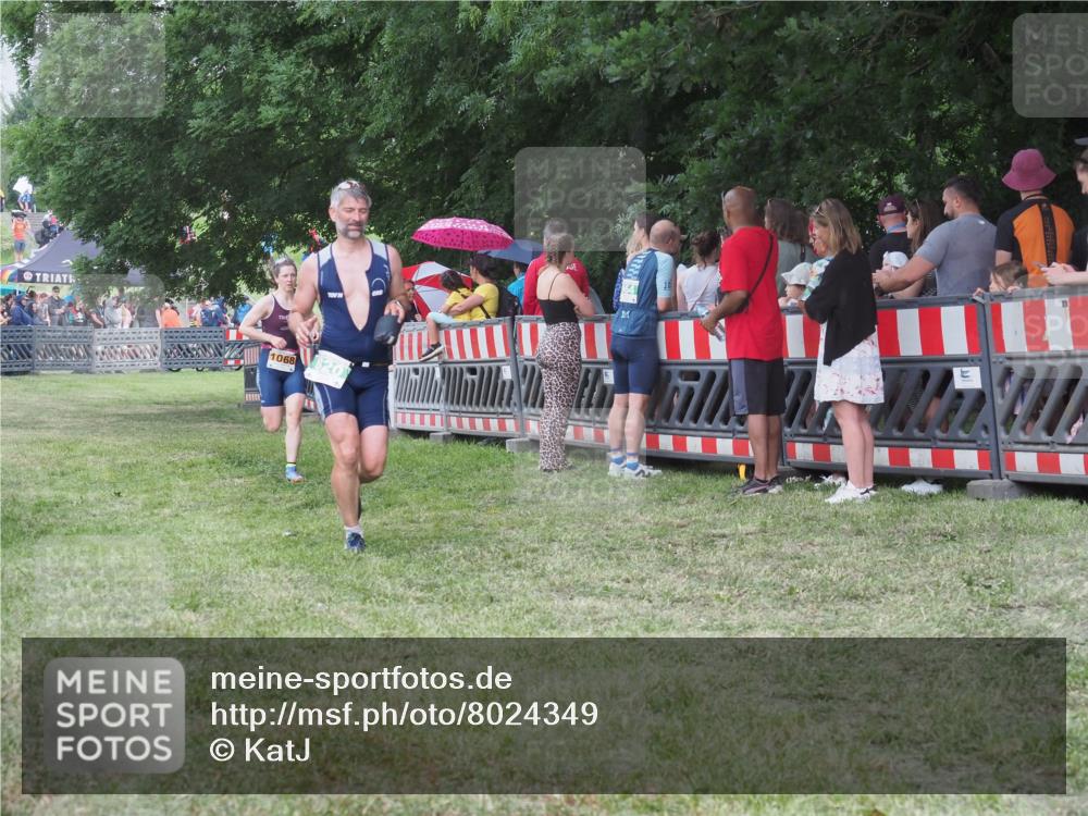 21.06.2025 - 27. Vierlanden-Triathlon KatJ http://msf.ph/oto/8024349 15.06.2025 13:26:38 Ziel 820, 1068 meine-sportfotos.de