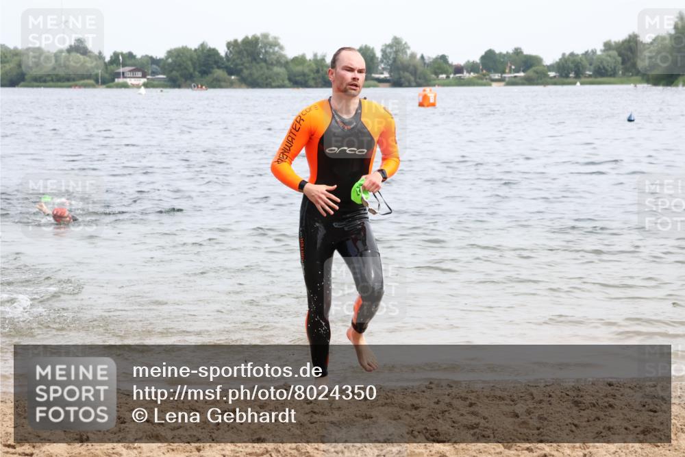 15.06.2025 - 27. Vierlanden-Triathlon Lena Gebhardt http://msf.ph/oto/8024350 15.06.2025 10:55:15 Schwimmen 661, 725, 740 meine-sportfotos.de