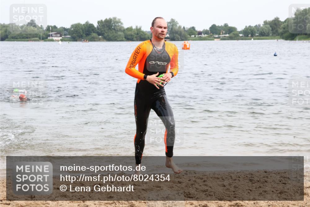 15.06.2025 - 27. Vierlanden-Triathlon Lena Gebhardt http://msf.ph/oto/8024354 15.06.2025 10:55:15 Schwimmen 661, 725, 740 meine-sportfotos.de