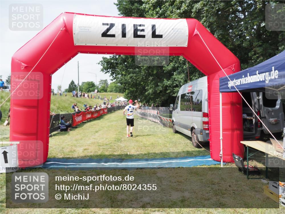 21.06.2025 - 27. Vierlanden-Triathlon MichiJ http://msf.ph/oto/8024355 15.06.2026 11:51:09 Ziel 371, 387 meine-sportfotos.de