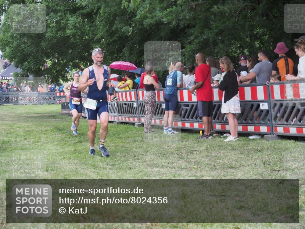 21.06.2025 - 27. Vierlanden-Triathlon KatJ http://msf.ph/oto/8024356 15.06.2025 13:26:38 Ziel 820, 1068 meine-sportfotos.de