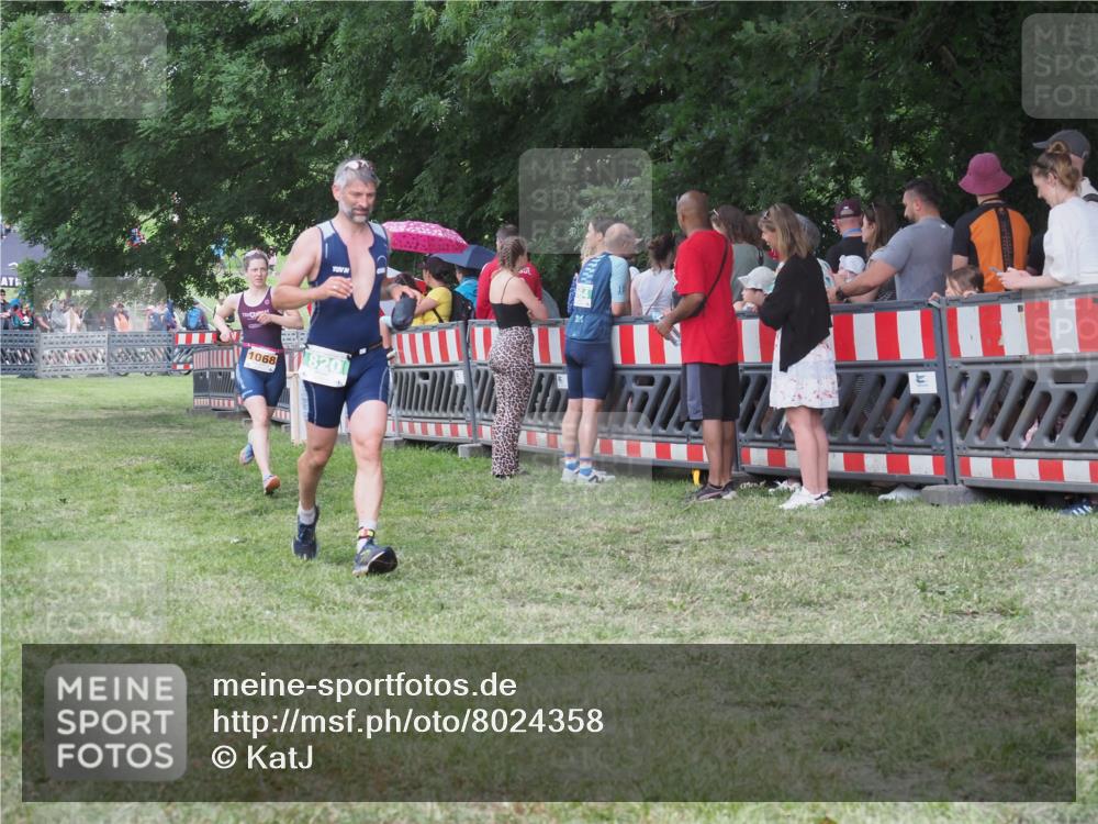 21.06.2025 - 27. Vierlanden-Triathlon KatJ http://msf.ph/oto/8024358 15.06.2025 13:26:38 Ziel 820, 1068 meine-sportfotos.de