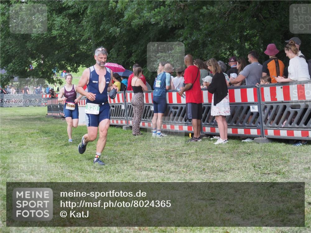 21.06.2025 - 27. Vierlanden-Triathlon KatJ http://msf.ph/oto/8024365 15.06.2025 13:26:38 Ziel 820, 1068 meine-sportfotos.de