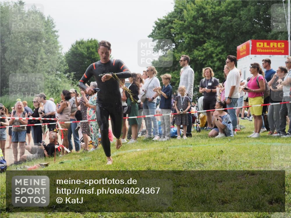 15.06.2025 - 27. Vierlanden-Triathlon KatJ http://msf.ph/oto/8024367 15.06.2025 10:57:41 Schwimmen 707, 722 meine-sportfotos.de