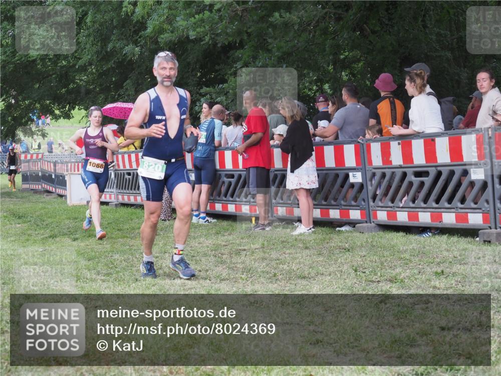 21.06.2025 - 27. Vierlanden-Triathlon KatJ http://msf.ph/oto/8024369 15.06.2025 13:26:39 Ziel 820, 835, 1068 meine-sportfotos.de