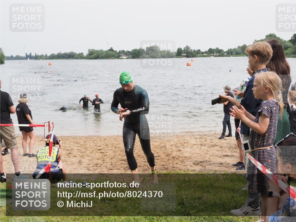 21.06.2025 - 27. Vierlanden-Triathlon MichiJ http://msf.ph/oto/8024370 15.06.2026 10:55:21 Schwimmen 661, 725, 740 meine-sportfotos.de