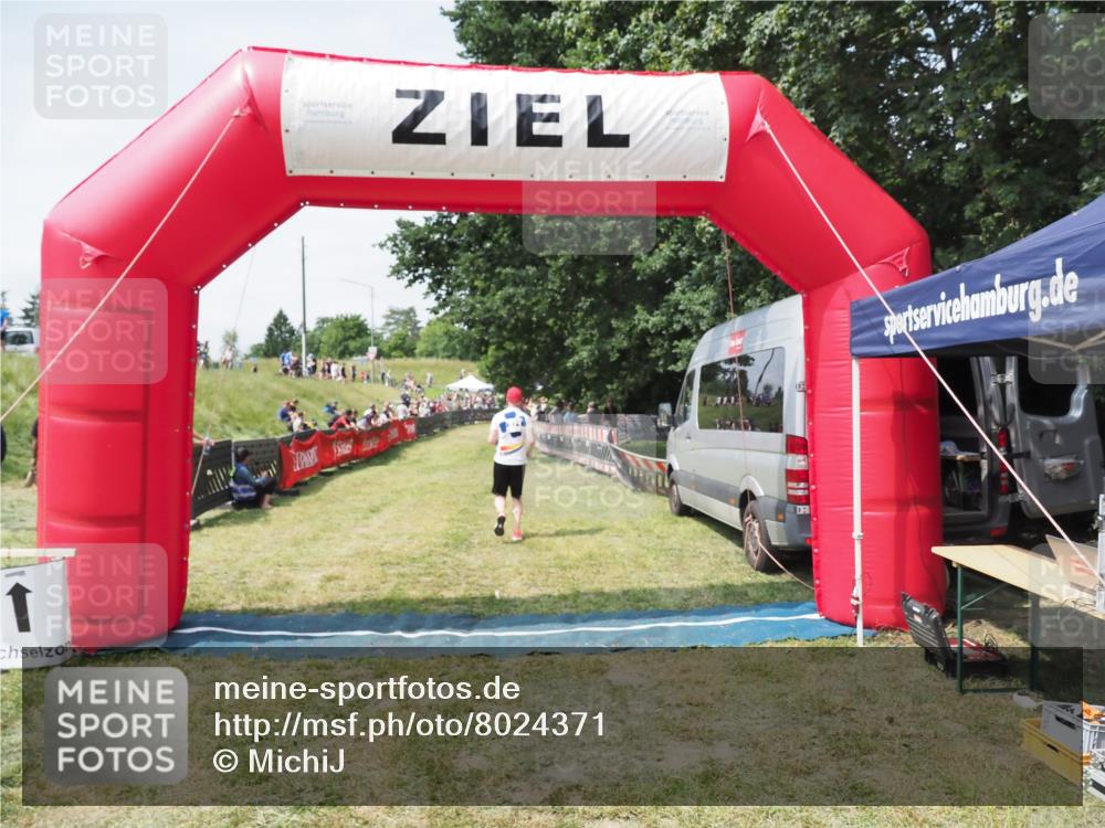 21.06.2025 - 27. Vierlanden-Triathlon MichiJ http://msf.ph/oto/8024371 15.06.2026 11:51:10 Ziel 371, 387 meine-sportfotos.de