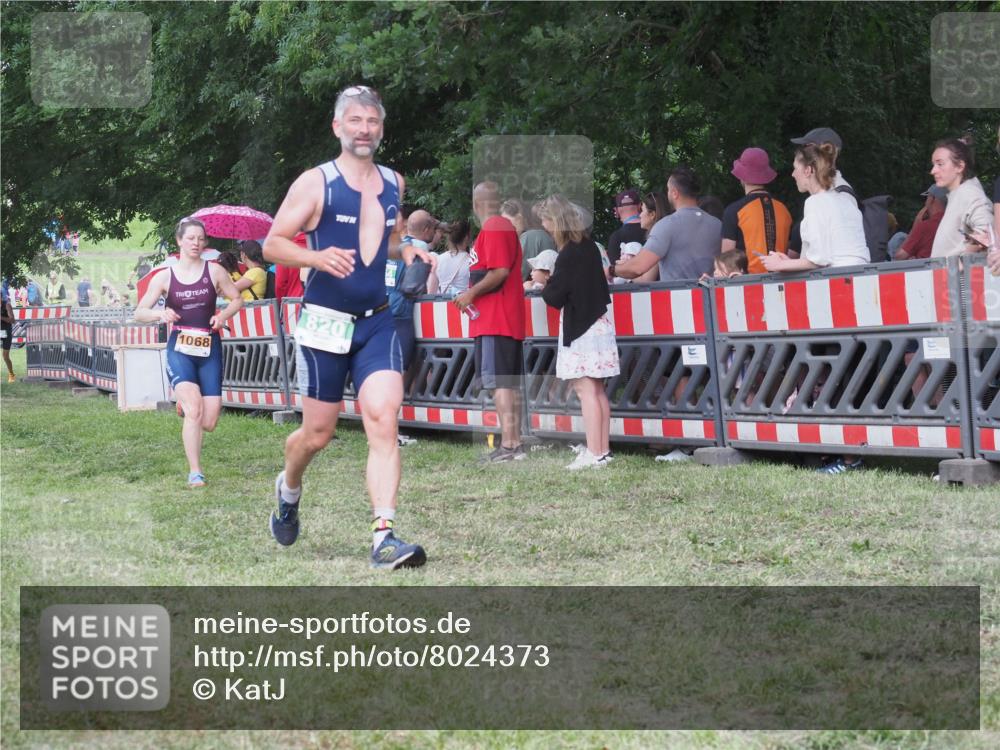 21.06.2025 - 27. Vierlanden-Triathlon KatJ http://msf.ph/oto/8024373 15.06.2025 13:26:39 Ziel 820, 835, 1068 meine-sportfotos.de