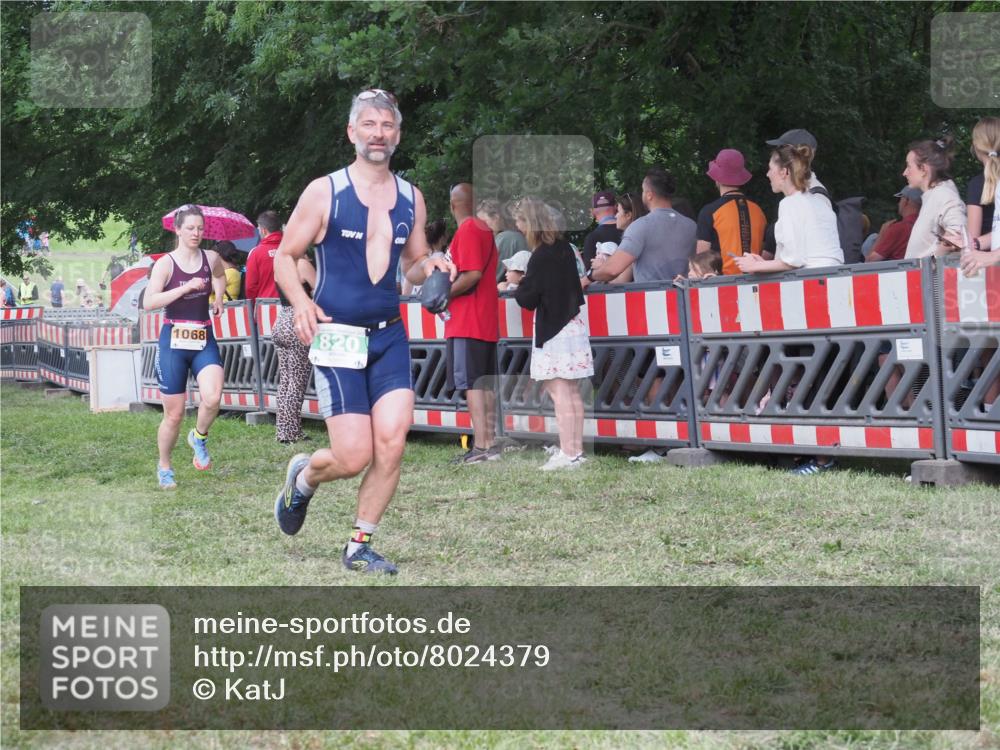 21.06.2025 - 27. Vierlanden-Triathlon KatJ http://msf.ph/oto/8024379 15.06.2025 13:26:39 Ziel 820, 835, 1068 meine-sportfotos.de