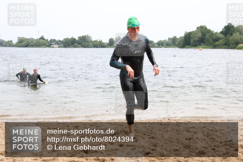 15.06.2025 - 27. Vierlanden-Triathlon Lena Gebhardt http://msf.ph/oto/8024394 15.06.2025 10:55:19 Schwimmen 661, 725, 740 meine-sportfotos.de
