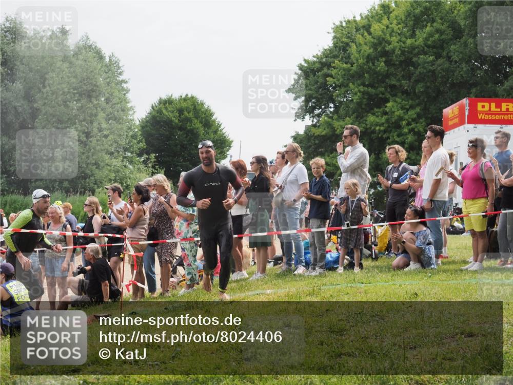 15.06.2025 - 27. Vierlanden-Triathlon KatJ http://msf.ph/oto/8024406 15.06.2025 10:57:50 Schwimmen 686, 707, 738, 774 meine-sportfotos.de