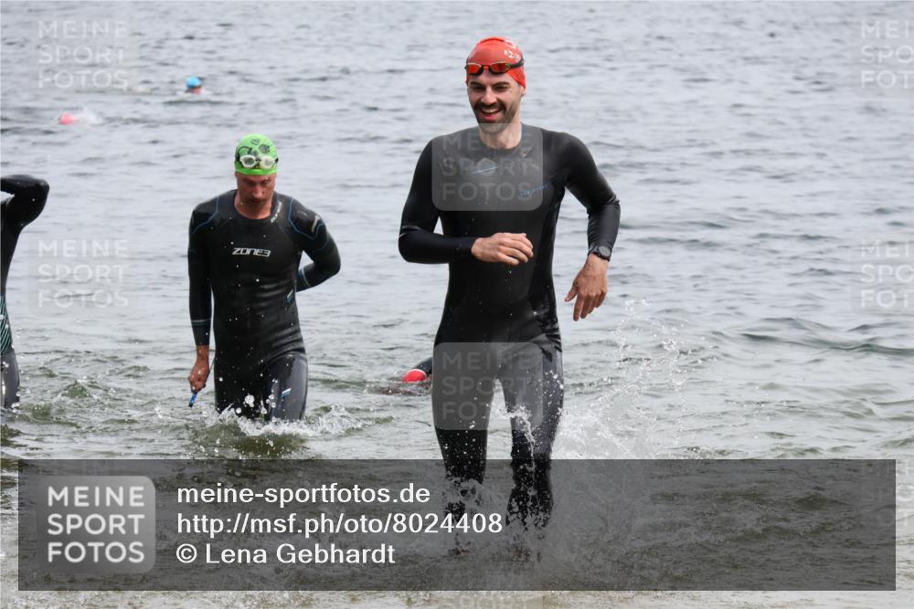 15.06.2025 - 27. Vierlanden-Triathlon Lena Gebhardt http://msf.ph/oto/8024408 15.06.2025 10:55:24 Schwimmen 639, 656, 661, 725, 740 meine-sportfotos.de