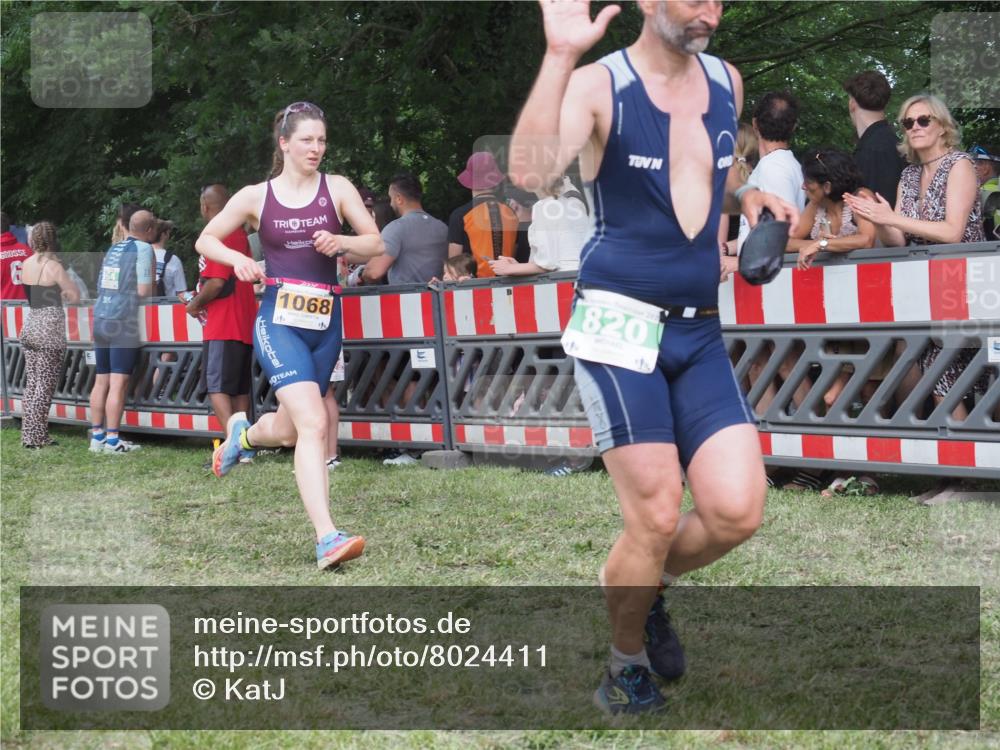 21.06.2025 - 27. Vierlanden-Triathlon KatJ http://msf.ph/oto/8024411 15.06.2025 13:26:40 Ziel 820, 835, 1068 meine-sportfotos.de