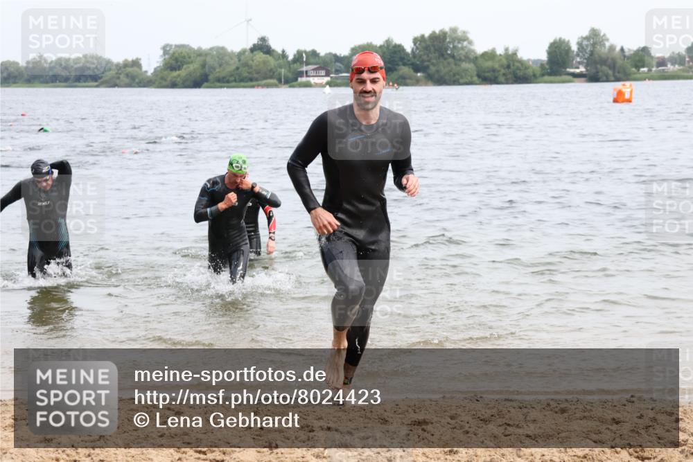 15.06.2025 - 27. Vierlanden-Triathlon Lena Gebhardt http://msf.ph/oto/8024423 15.06.2025 10:55:25 Schwimmen 639, 656, 661, 725, 740 meine-sportfotos.de