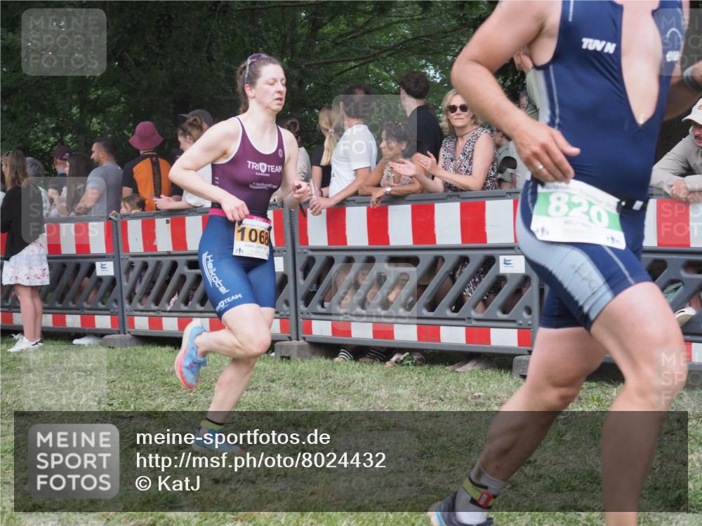 21.06.2025 - 27. Vierlanden-Triathlon KatJ http://msf.ph/oto/8024432 15.06.2025 13:26:40 Ziel 820, 835, 1068 meine-sportfotos.de