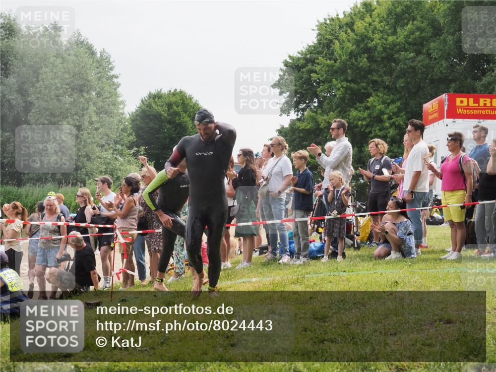 15.06.2025 - 27. Vierlanden-Triathlon KatJ http://msf.ph/oto/8024443 15.06.2025 10:57:51 Schwimmen 686, 738, 774 meine-sportfotos.de