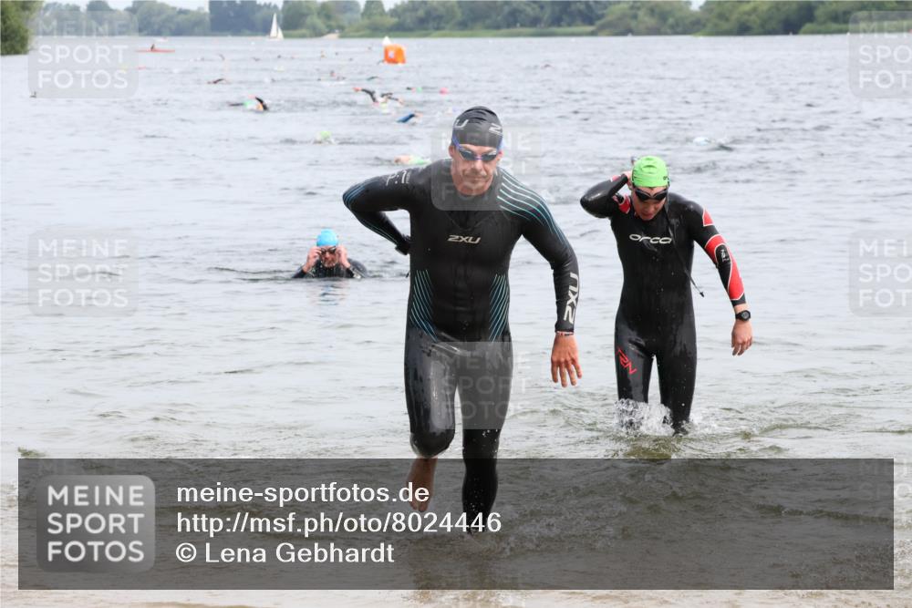 15.06.2025 - 27. Vierlanden-Triathlon Lena Gebhardt http://msf.ph/oto/8024446 15.06.2025 10:55:28 Schwimmen 639, 656, 661, 736, 740 meine-sportfotos.de