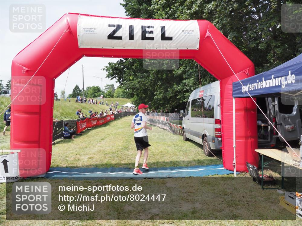 21.06.2025 - 27. Vierlanden-Triathlon MichiJ http://msf.ph/oto/8024447 15.06.2026 11:51:11 Ziel 371, 387 meine-sportfotos.de