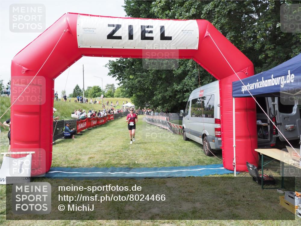 21.06.2025 - 27. Vierlanden-Triathlon MichiJ http://msf.ph/oto/8024466 15.06.2026 11:52:30 Ziel 556 meine-sportfotos.de