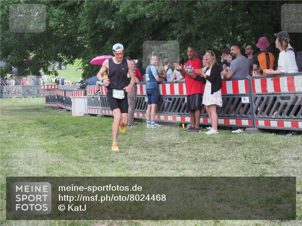 21.06.2025 - 27. Vierlanden-Triathlon KatJ http://msf.ph/oto/8024468 15.06.2025 13:26:48 Ziel 835 meine-sportfotos.de