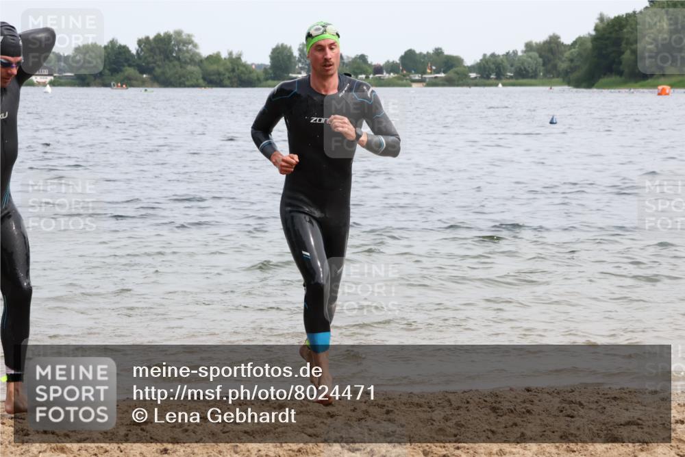 15.06.2025 - 27. Vierlanden-Triathlon Lena Gebhardt http://msf.ph/oto/8024471 15.06.2025 10:55:30 Schwimmen 639, 656, 736, 740 meine-sportfotos.de