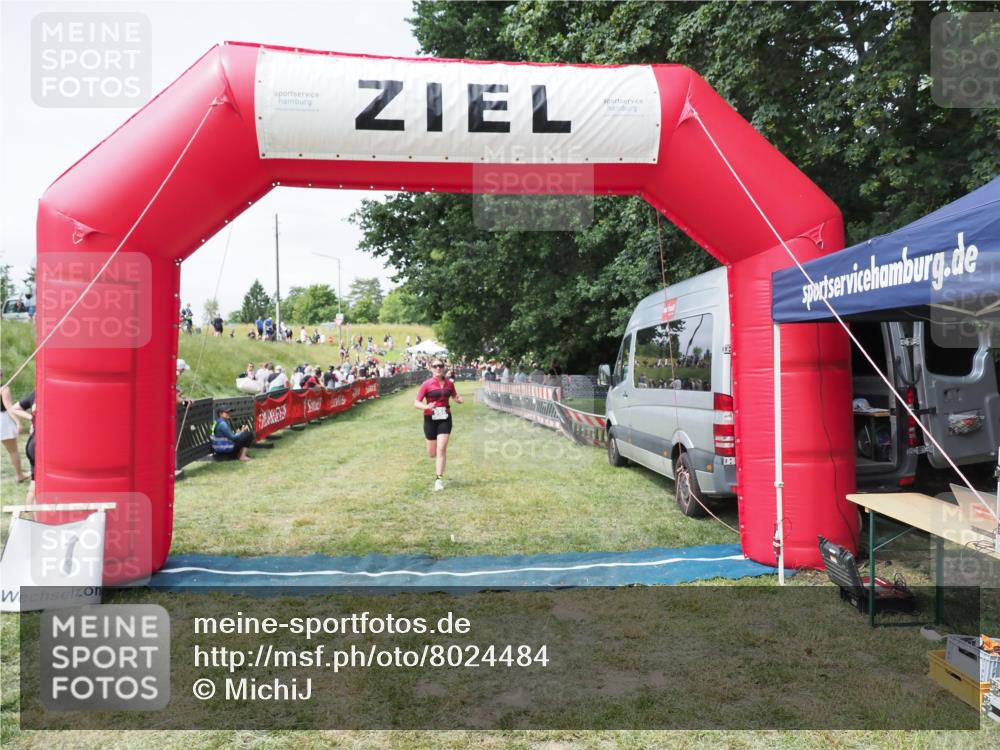 21.06.2025 - 27. Vierlanden-Triathlon MichiJ http://msf.ph/oto/8024484 15.06.2026 11:52:30 Ziel 556 meine-sportfotos.de