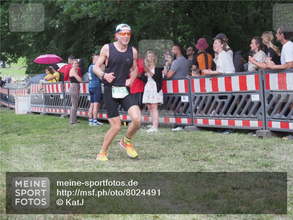 21.06.2025 - 27. Vierlanden-Triathlon KatJ http://msf.ph/oto/8024491 15.06.2025 13:26:49 Ziel 835 meine-sportfotos.de