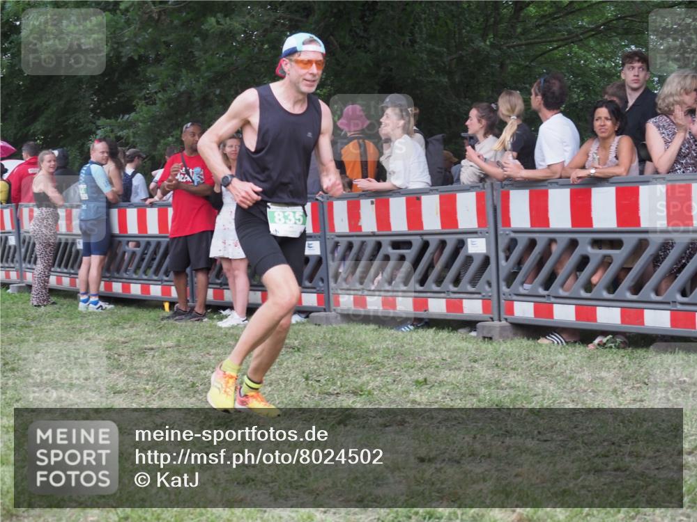 21.06.2025 - 27. Vierlanden-Triathlon KatJ http://msf.ph/oto/8024502 15.06.2025 13:26:49 Ziel 835 meine-sportfotos.de