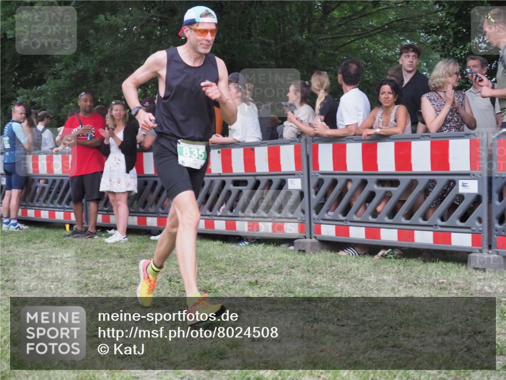 21.06.2025 - 27. Vierlanden-Triathlon KatJ http://msf.ph/oto/8024508 15.06.2025 13:26:49 Ziel 835 meine-sportfotos.de