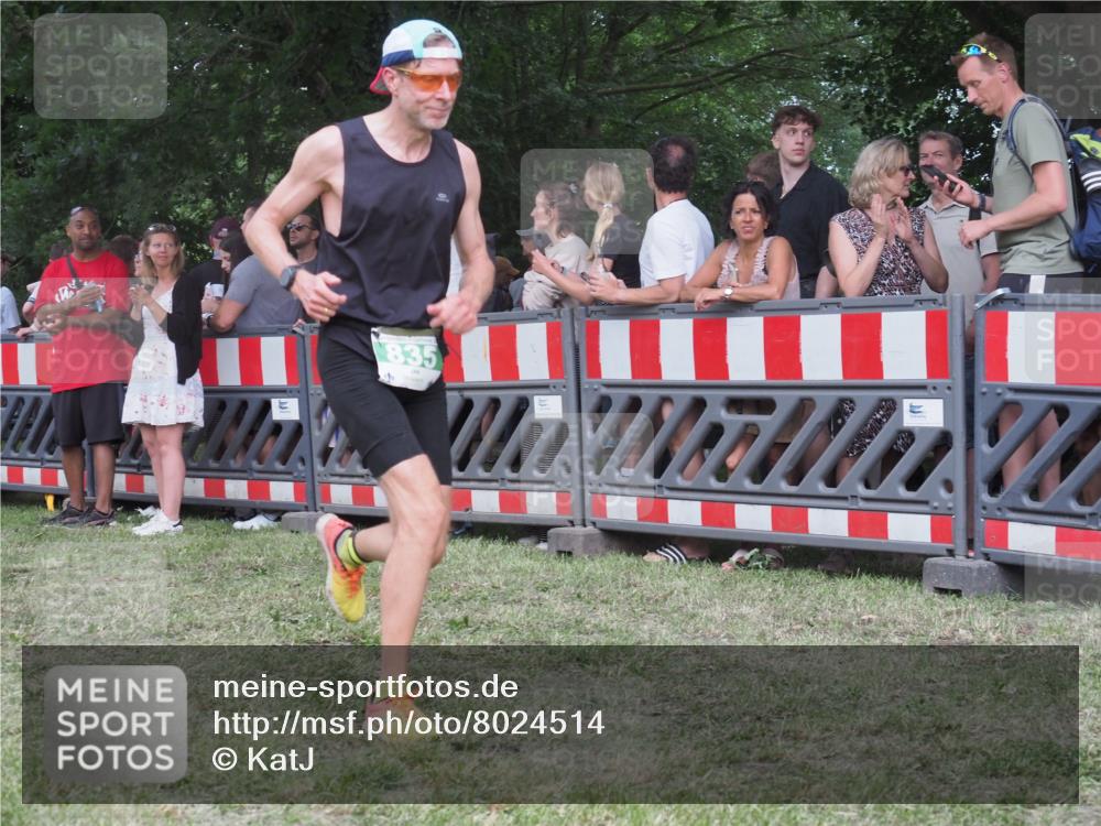 21.06.2025 - 27. Vierlanden-Triathlon KatJ http://msf.ph/oto/8024514 15.06.2025 13:26:49 Ziel 835 meine-sportfotos.de