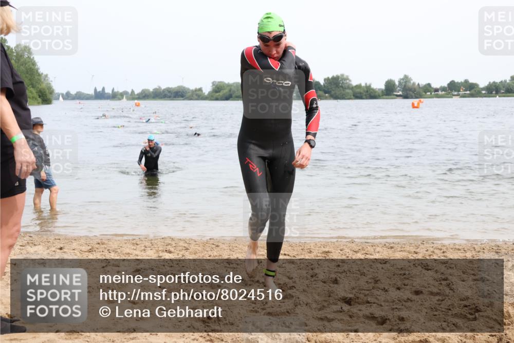 15.06.2025 - 27. Vierlanden-Triathlon Lena Gebhardt http://msf.ph/oto/8024516 15.06.2025 10:55:35 Schwimmen 639, 656, 712, 736, 740 meine-sportfotos.de