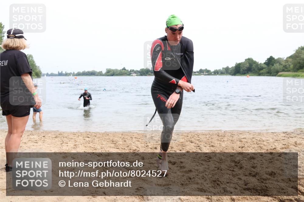 15.06.2025 - 27. Vierlanden-Triathlon Lena Gebhardt http://msf.ph/oto/8024527 15.06.2025 10:55:36 Schwimmen 639, 656, 712, 736 meine-sportfotos.de