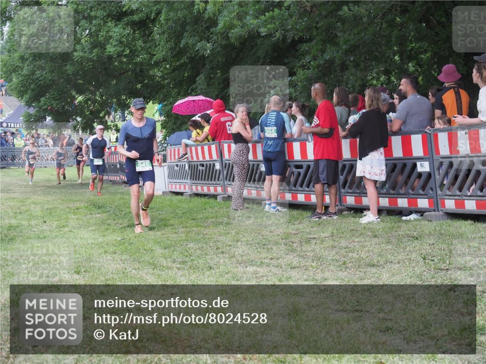 21.06.2025 - 27. Vierlanden-Triathlon KatJ http://msf.ph/oto/8024528 15.06.2025 13:26:57 Ziel 829, 1049, 1051, 1052 meine-sportfotos.de