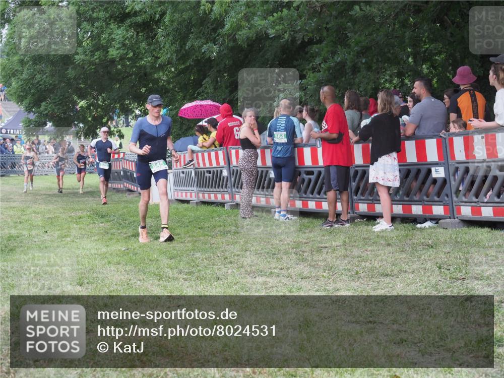21.06.2025 - 27. Vierlanden-Triathlon KatJ http://msf.ph/oto/8024531 15.06.2025 13:26:57 Ziel 829, 1049, 1051, 1052 meine-sportfotos.de