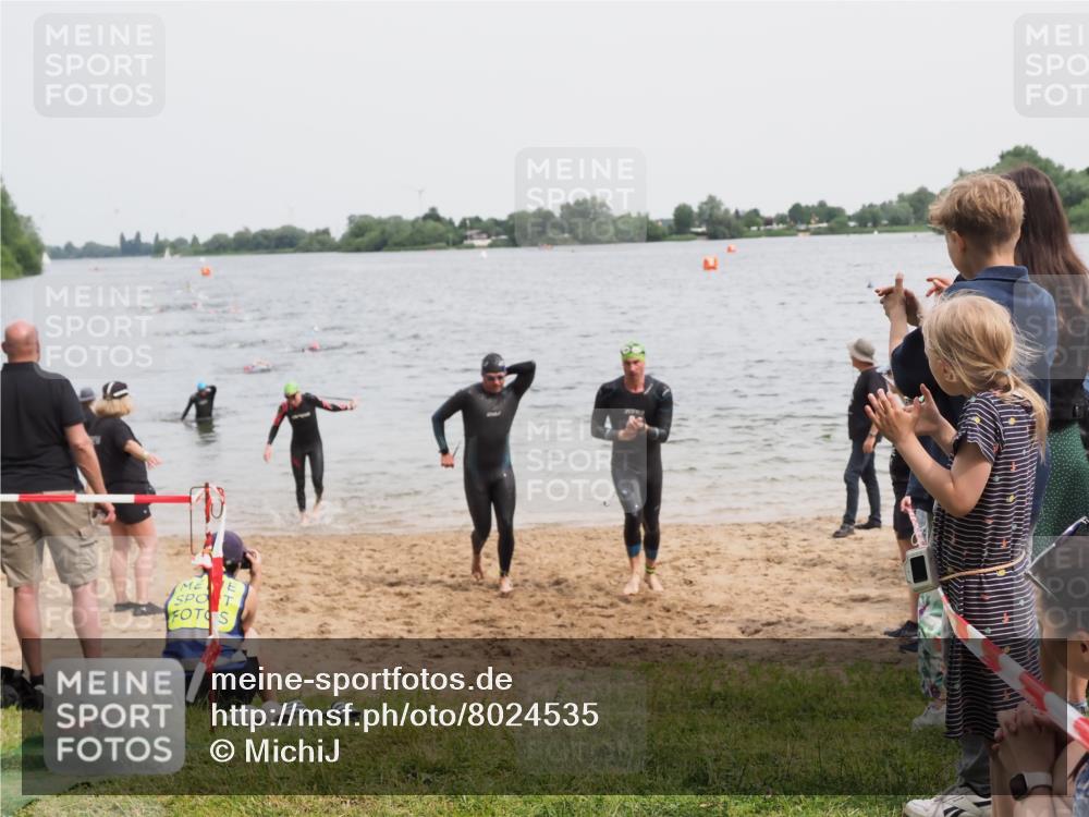 21.06.2025 - 27. Vierlanden-Triathlon MichiJ http://msf.ph/oto/8024535 15.06.2026 10:55:31 Schwimmen 639, 656, 736, 740 meine-sportfotos.de
