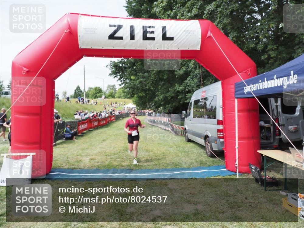 21.06.2025 - 27. Vierlanden-Triathlon MichiJ http://msf.ph/oto/8024537 15.06.2026 11:52:31 Ziel 556 meine-sportfotos.de