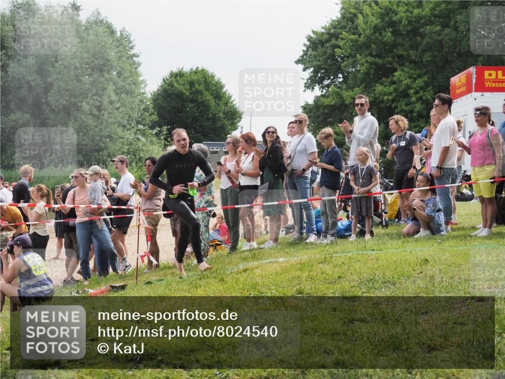 15.06.2025 - 27. Vierlanden-Triathlon KatJ http://msf.ph/oto/8024540 15.06.2025 10:57:56 Schwimmen 647, 686, 705, 738, 774 meine-sportfotos.de