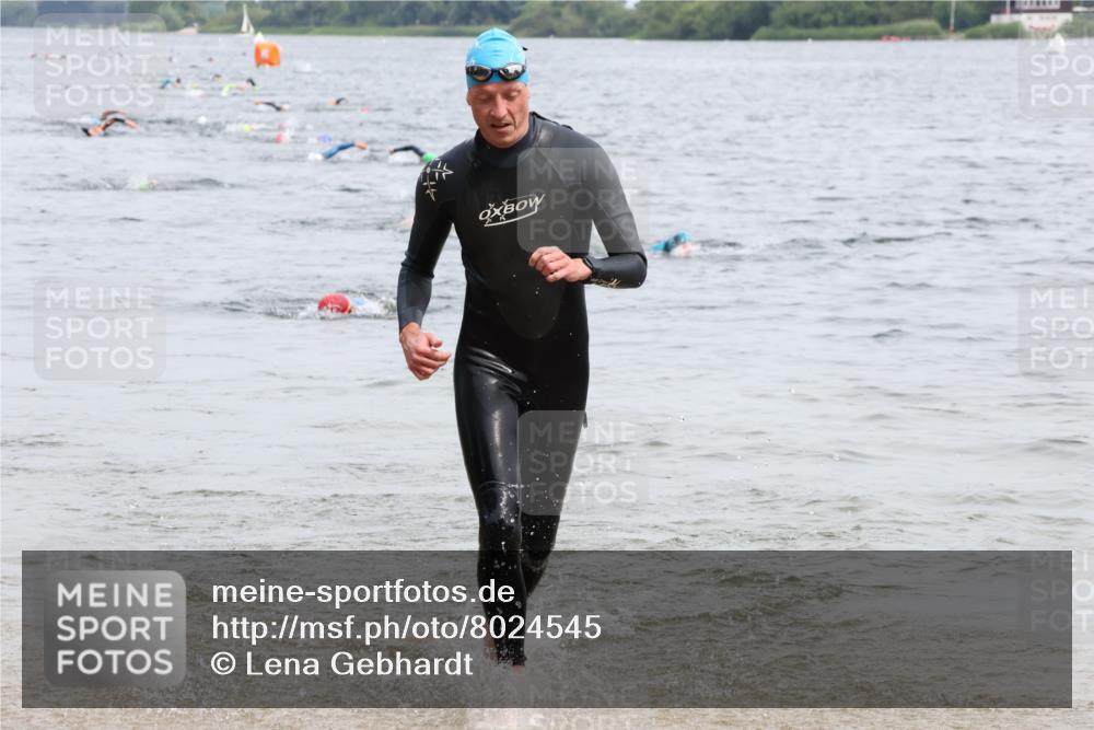 15.06.2025 - 27. Vierlanden-Triathlon Lena Gebhardt http://msf.ph/oto/8024545 15.06.2025 10:55:40 Schwimmen 639, 656, 712, 736 meine-sportfotos.de