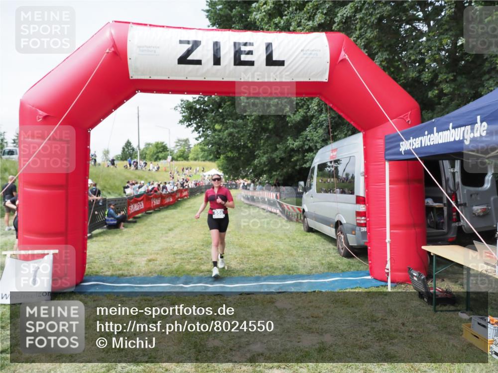 21.06.2025 - 27. Vierlanden-Triathlon MichiJ http://msf.ph/oto/8024550 15.06.2026 11:52:31 Ziel 556 meine-sportfotos.de