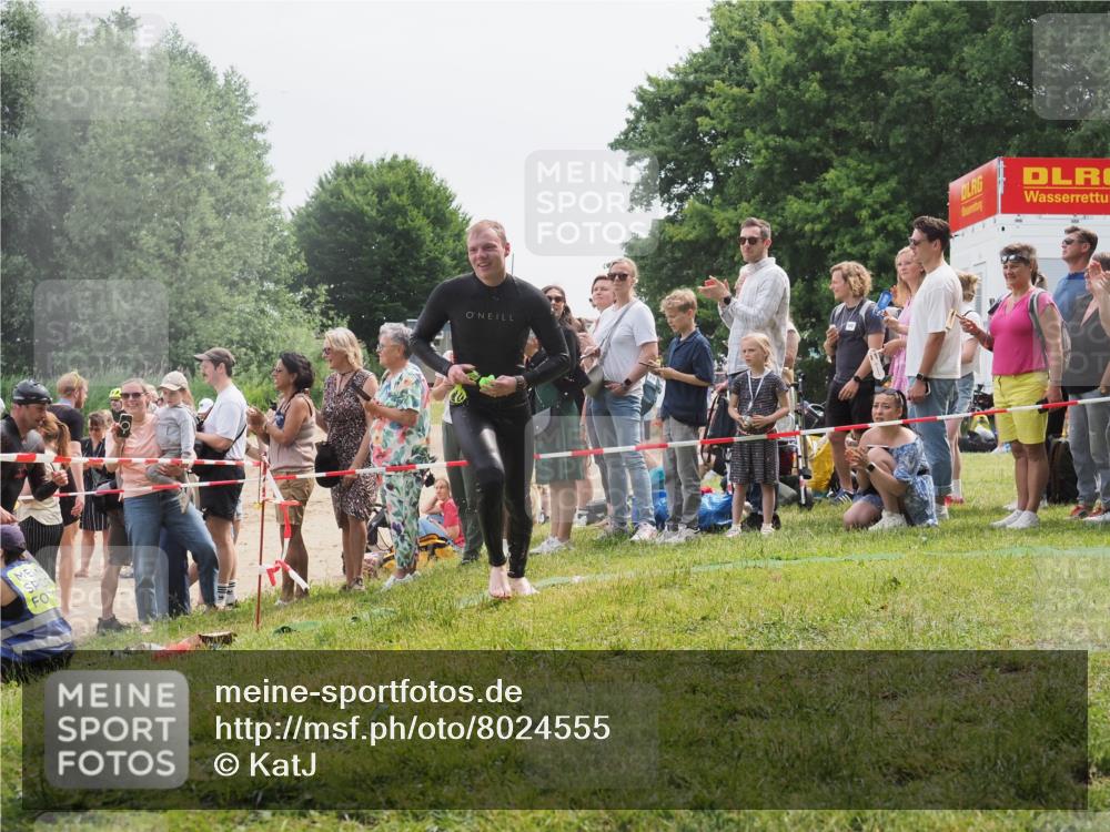 15.06.2025 - 27. Vierlanden-Triathlon KatJ http://msf.ph/oto/8024555 15.06.2025 10:57:57 Schwimmen 647, 686, 705, 738, 774 meine-sportfotos.de