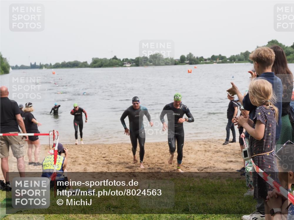 21.06.2025 - 27. Vierlanden-Triathlon MichiJ http://msf.ph/oto/8024563 15.06.2026 10:55:32 Schwimmen 639, 656, 736, 740 meine-sportfotos.de