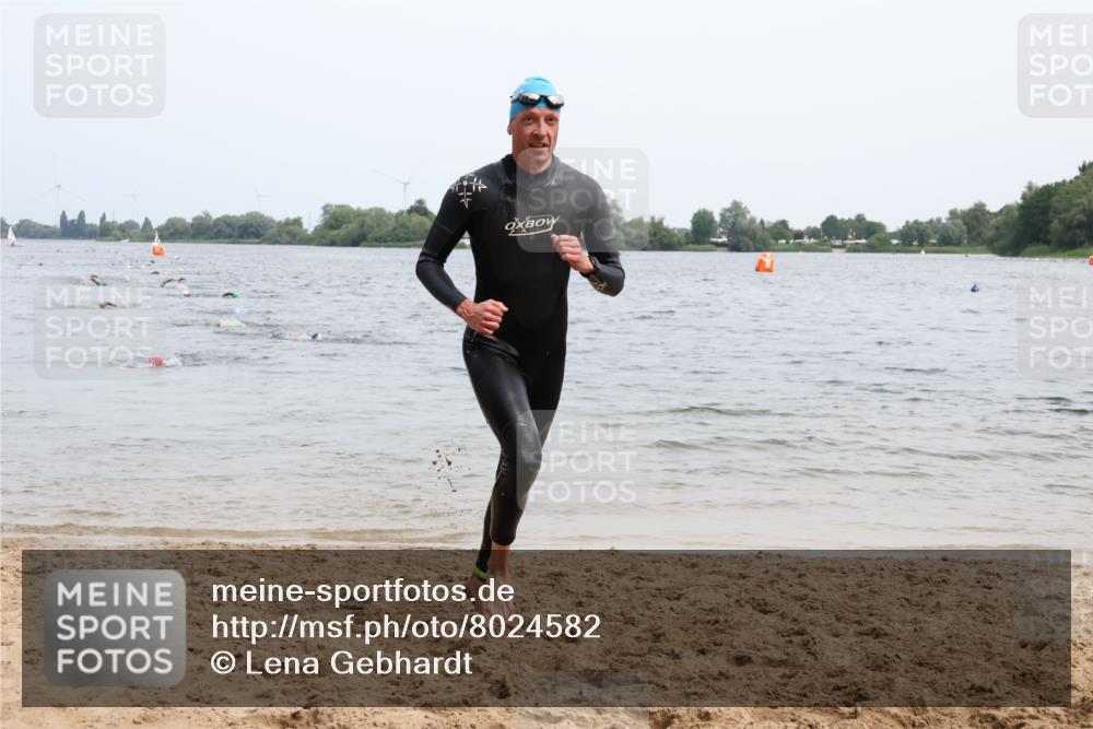 15.06.2025 - 27. Vierlanden-Triathlon Lena Gebhardt http://msf.ph/oto/8024582 15.06.2025 10:55:42 Schwimmen 639, 712, 736 meine-sportfotos.de