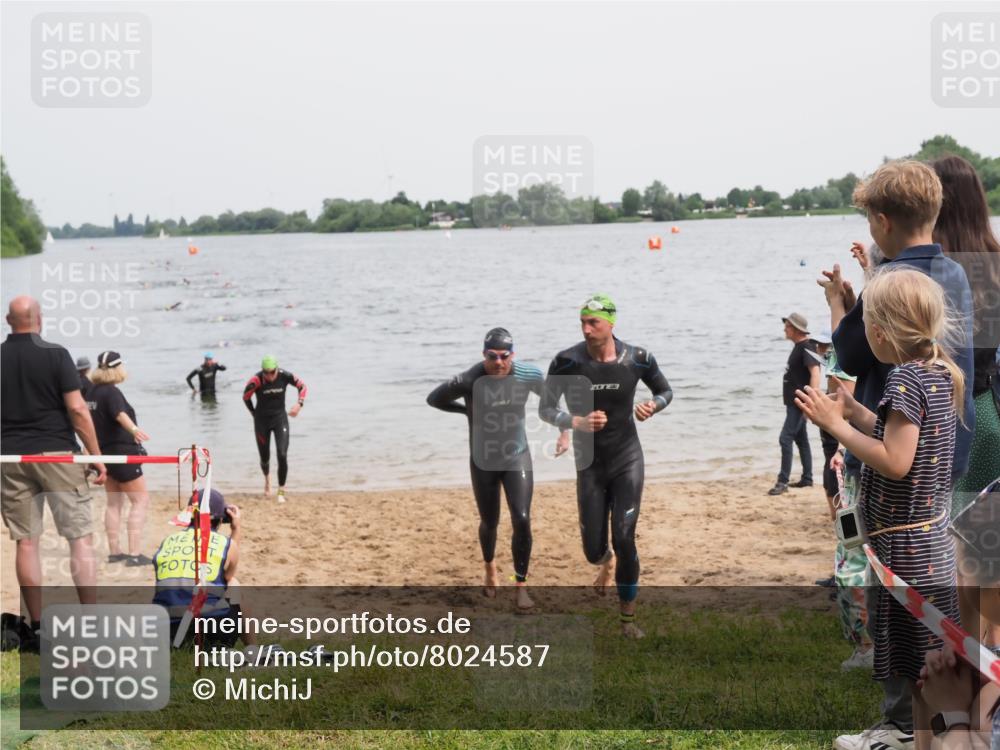 21.06.2025 - 27. Vierlanden-Triathlon MichiJ http://msf.ph/oto/8024587 15.06.2026 10:55:33 Schwimmen 639, 656, 736, 740 meine-sportfotos.de