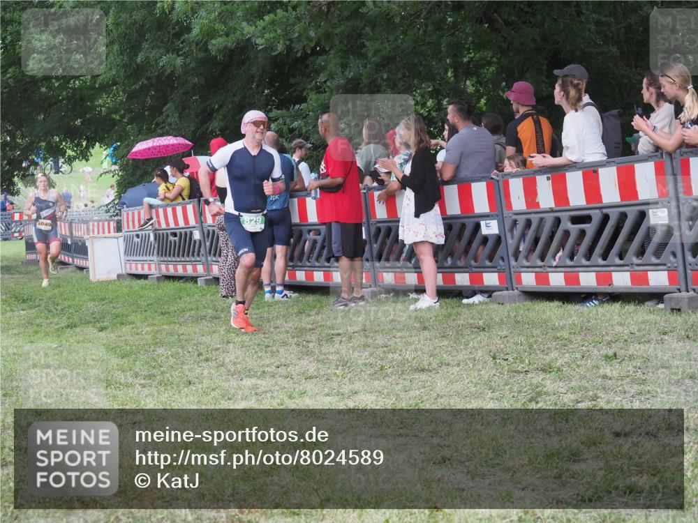 21.06.2025 - 27. Vierlanden-Triathlon KatJ http://msf.ph/oto/8024589 15.06.2025 13:27:00 Ziel 829, 1049, 1051, 1052 meine-sportfotos.de