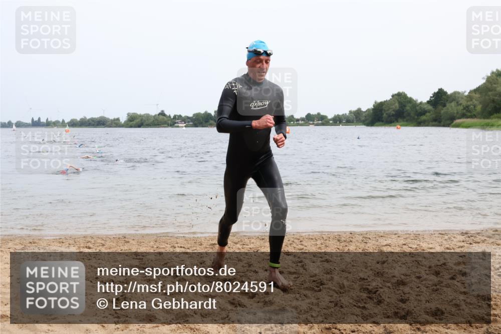 15.06.2025 - 27. Vierlanden-Triathlon Lena Gebhardt http://msf.ph/oto/8024591 15.06.2025 10:55:42 Schwimmen 639, 712, 736 meine-sportfotos.de