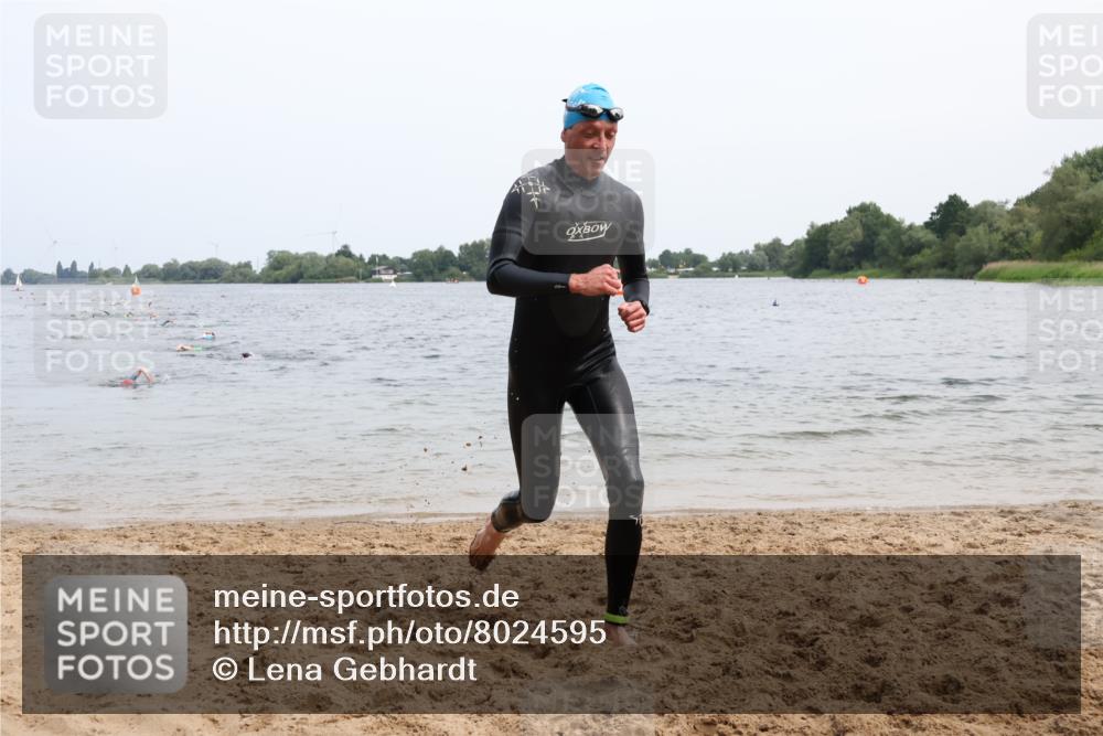 15.06.2025 - 27. Vierlanden-Triathlon Lena Gebhardt http://msf.ph/oto/8024595 15.06.2025 10:55:42 Schwimmen 639, 712, 736 meine-sportfotos.de